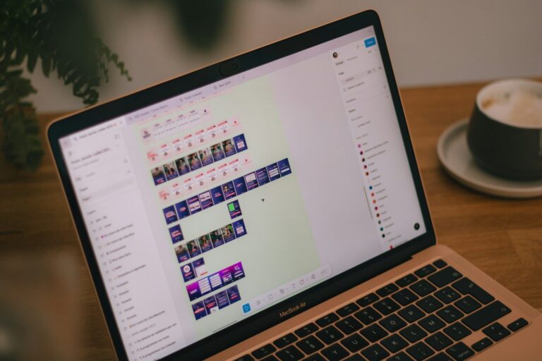 Laptop auf einem Schreibtisch, auf dem Bildschirm bunte bewegte Grafiken