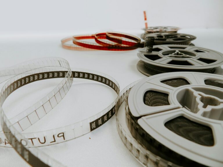 4 Filmrollen liegen auf einem weißen Tisch