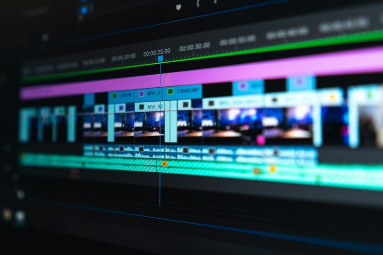 Monitor mit einem Videoschnittprogramm und farbiger Zeitleiste