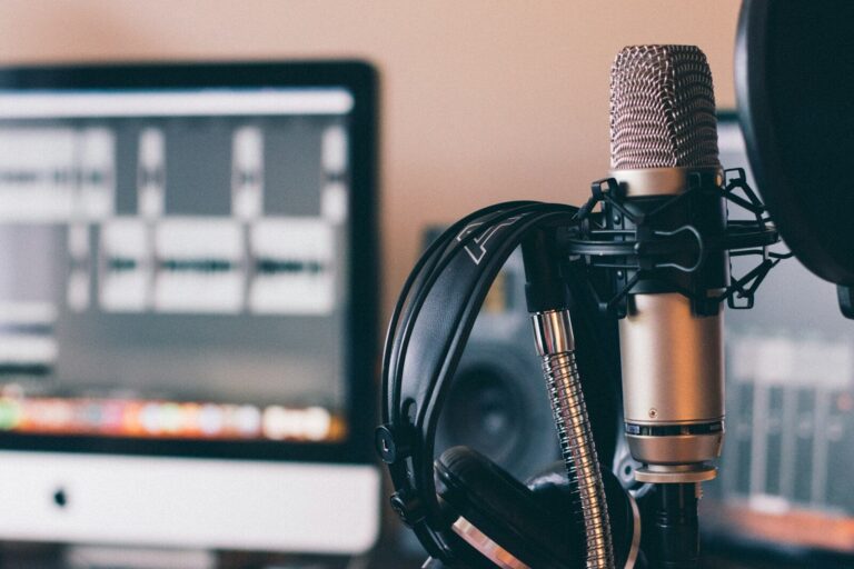 Streaming-Arbeitsplatz mit Mikrofon, Monitor und beleuchteter Tastatur